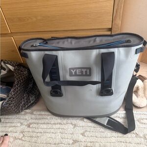 Yeti Hopper 30 Light Gray Soft-Sided Tote with Black Straps